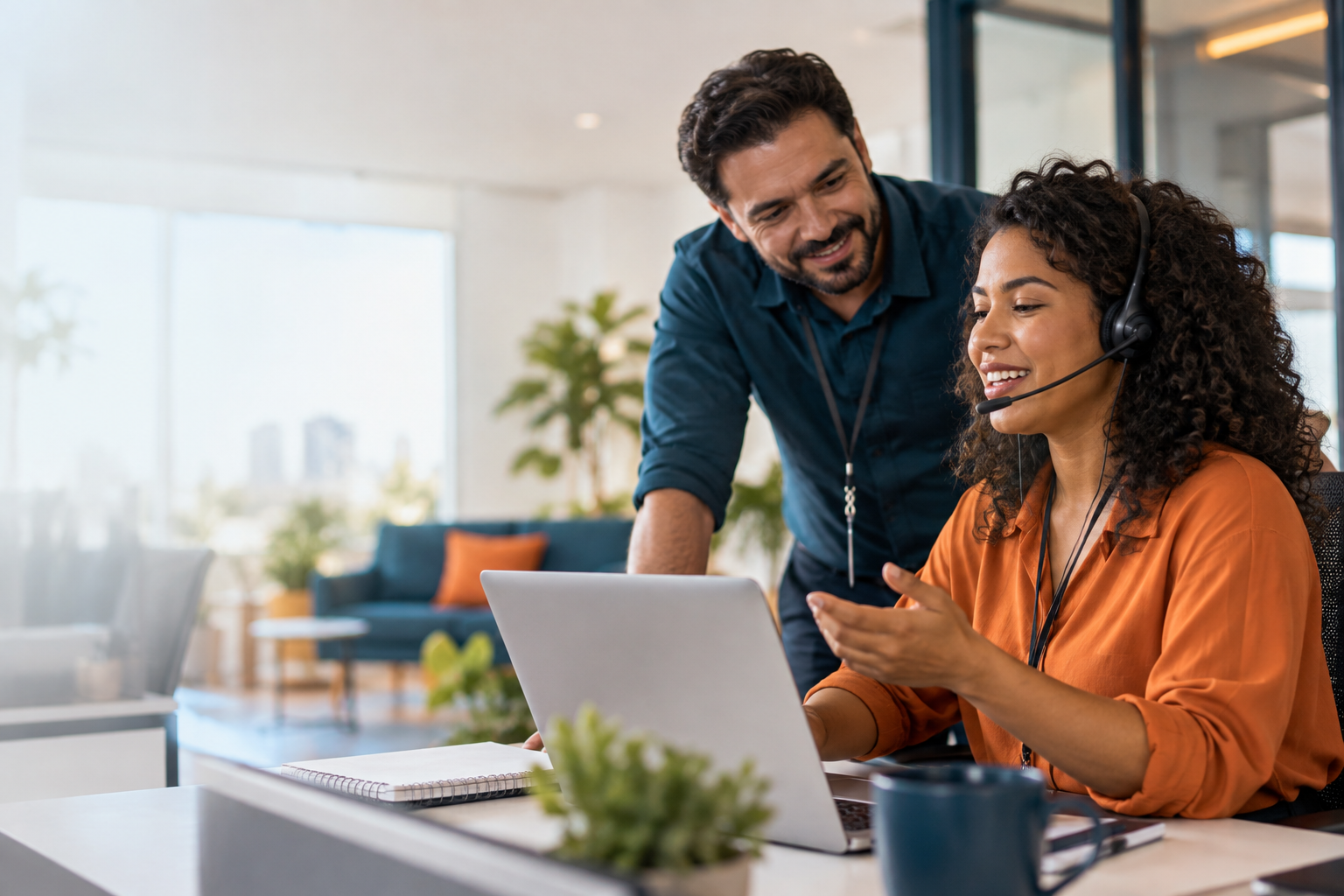 Equipe de atendimento LigueMais em colaboração